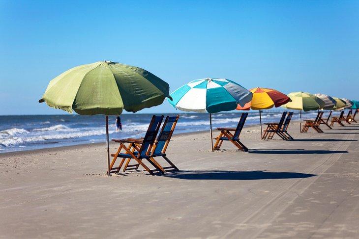 Chaises longues et parasols sur Stewart Beach