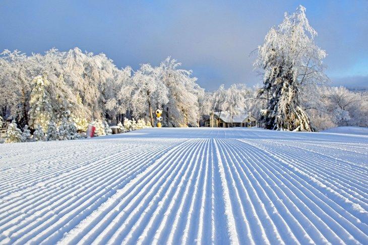 Nieve recién acondicionada en Hidden Valley Resort