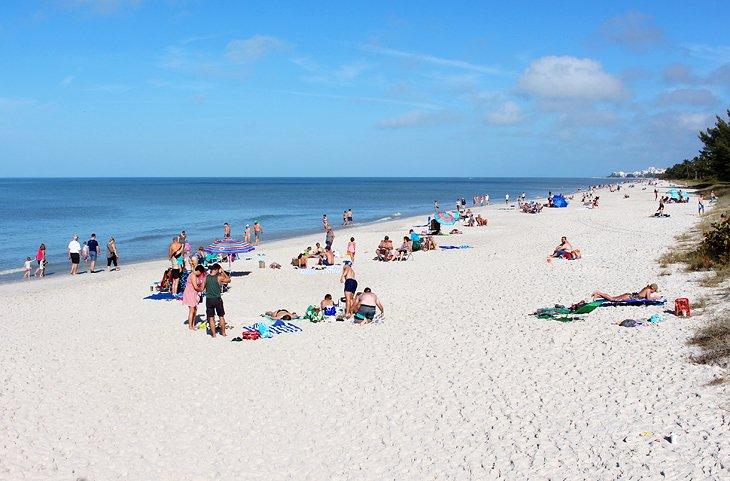Vista desde el muelle de Nápoles sobre la playa
