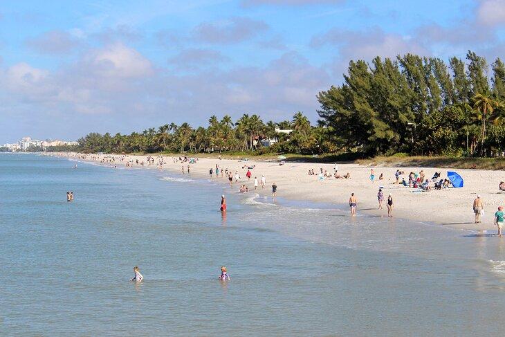 Playa de arena blanca en Nápoles, Florida