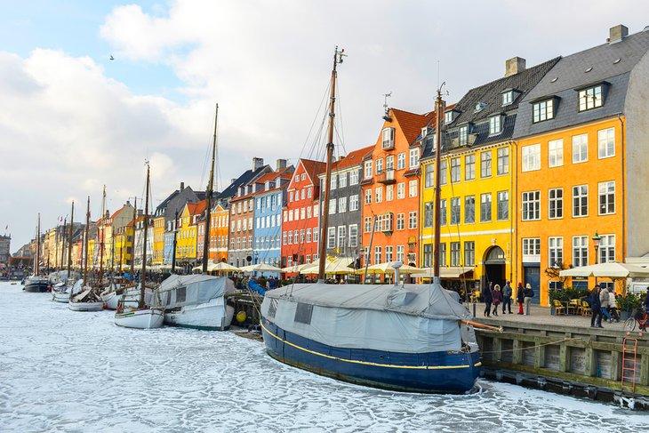 Edificios coloridos en el barrio Nyhavn de Copenhague