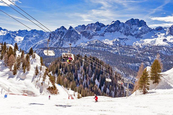 Esquiando en Cortina d'Ampezzo, Italia
