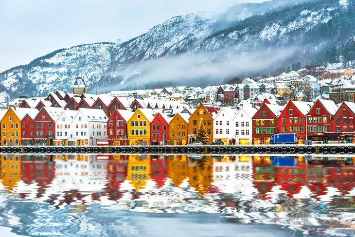 Edificios coloridos cubiertos de nieve en Bergen