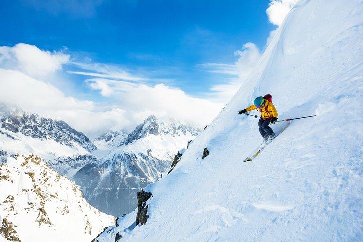 Esquiador en terreno empinado en Chamonix