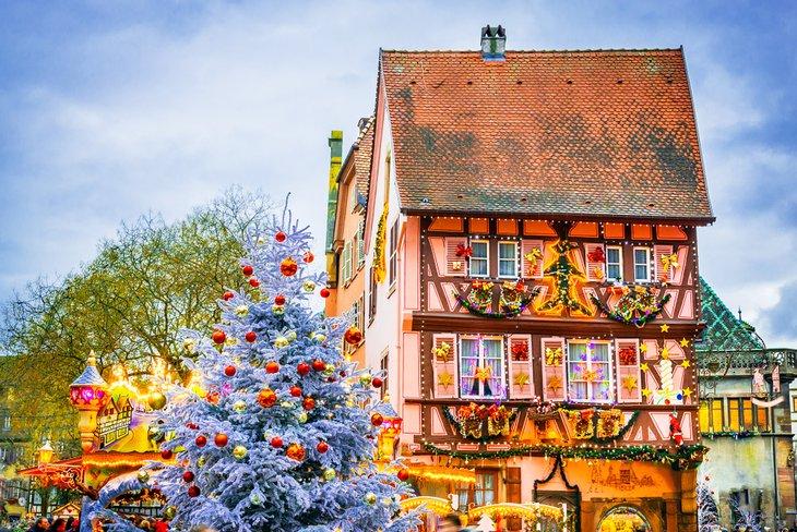 Decoraciones navideñas en el pueblo alsaciano de Colmar