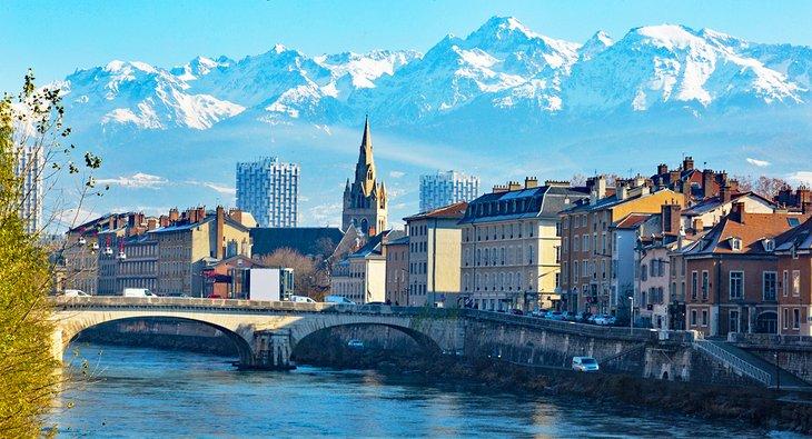 Grenoble con los Alpes a lo lejos