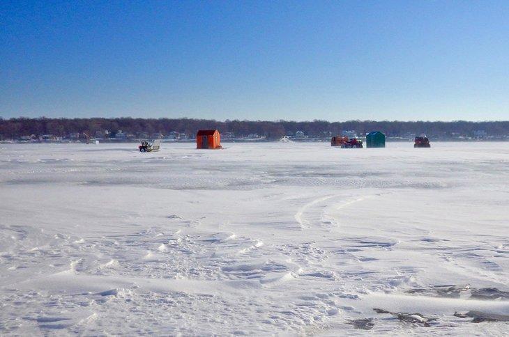 Casetas de pesca en hielo en el Lago Erie