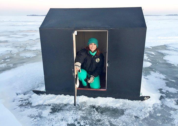 El autor pescando en hielo en el Lago Erie