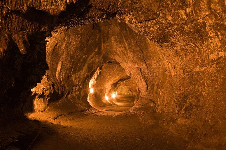 Le tube de lave Thurston s'est formé lorsque la lave a refroidi à des rythmes différents lors d'une éruption.