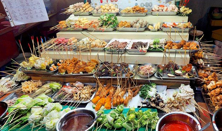 Delicia local Lok Lok a la venta en un mercado nocturno en Penang