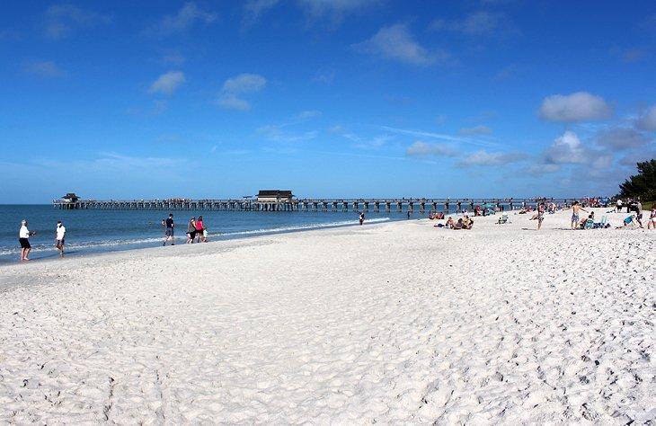 Muelle y playa de Nápoles