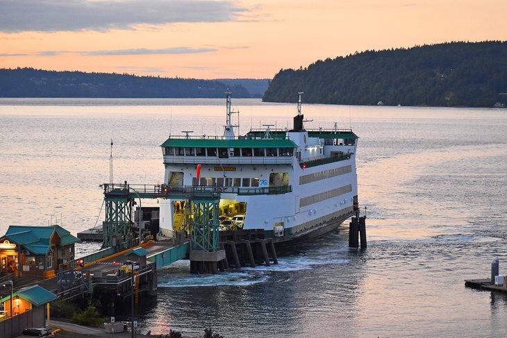Ferry saliendo hacia Vashon desde Point Defiance