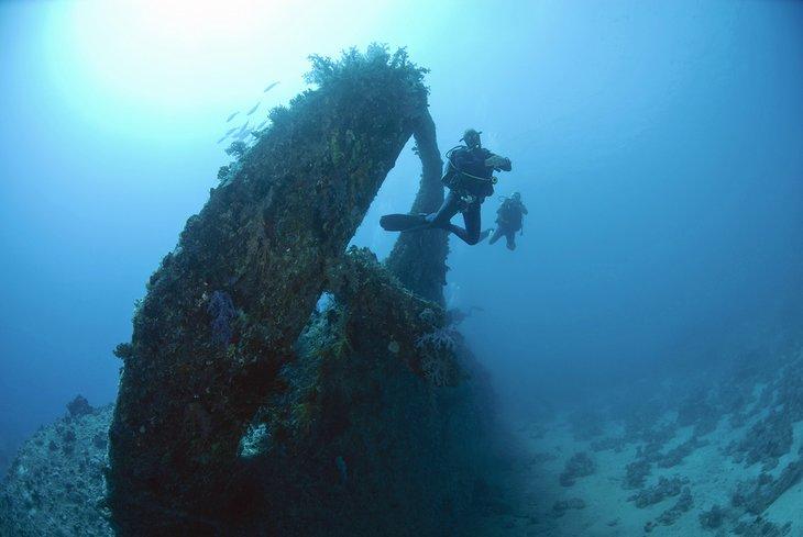 Buceadores explorando el naufragio del Dunraven