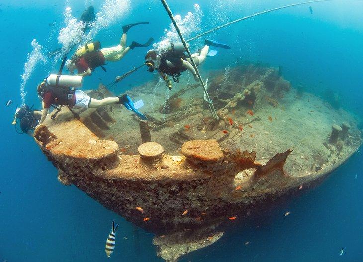 Buceadores explorando el naufragio del Thistlegorm