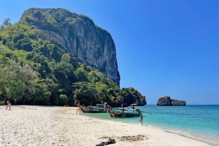 Barcos en la playa de Koh Poda
