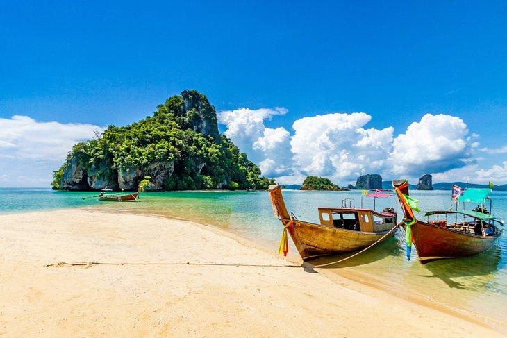 Barcos de cola larga en la playa de Koh Pak Bia