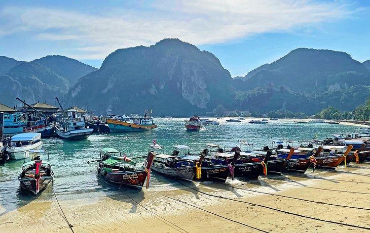 Barcos en la playa de Koh Phi Phi Don