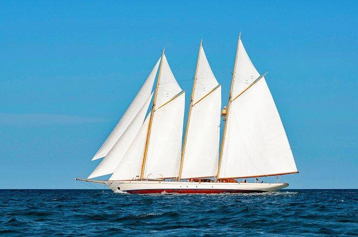 Velero de tres mástiles