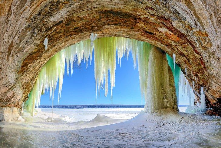 Cueva de hielo en la Península Superior de Michigan