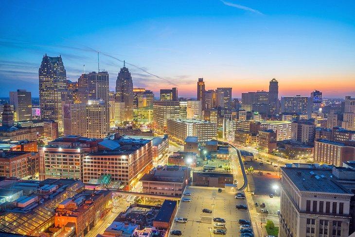 Downtown Detroit al anochecer
