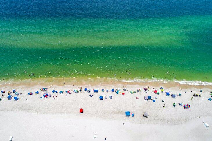 Luftaufnahme des Strandes in Gulf Shores, Alabama