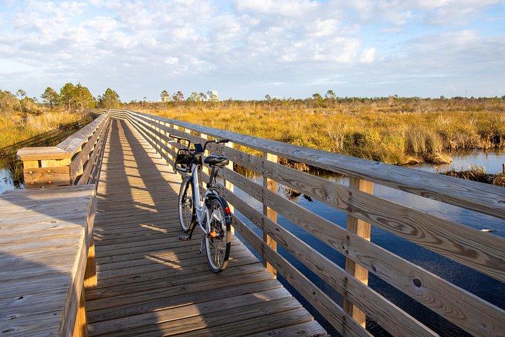 Fahrrad auf einem Holzsteg im Gulf State Park