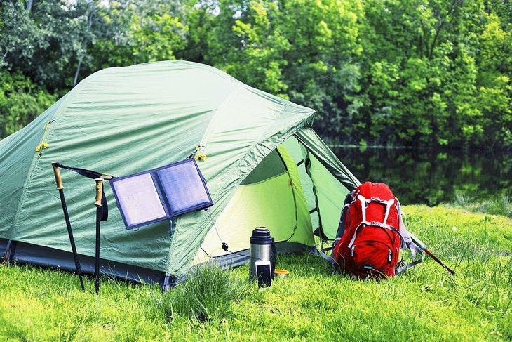 Tente avec panneau solaire pour charger des appareils électroniques