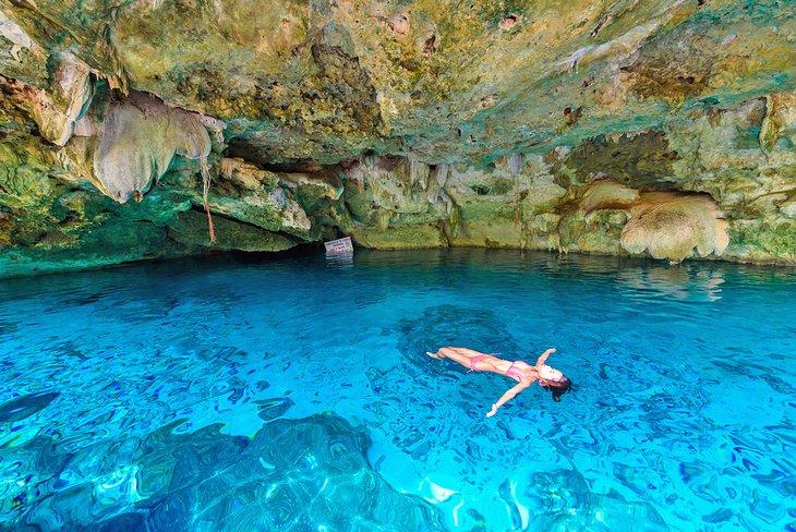 Flotando en un cenote en la península de Yucatán