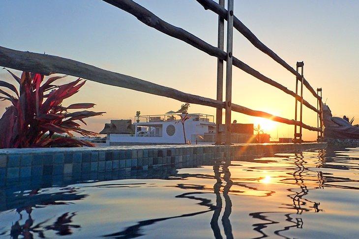 Atardecer desde una piscina en la azotea en Playa del Carmen