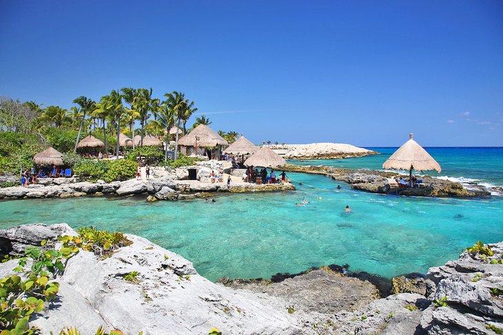Personas haciendo snorkel en Xcaret