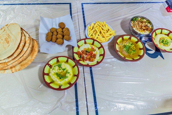 Falafel y hummus en un restaurante en Amán