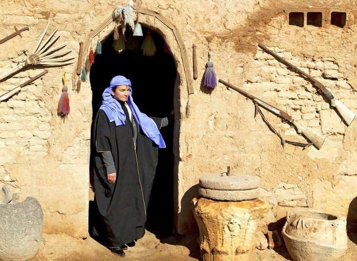 Mujer de pie en una puerta en Harran