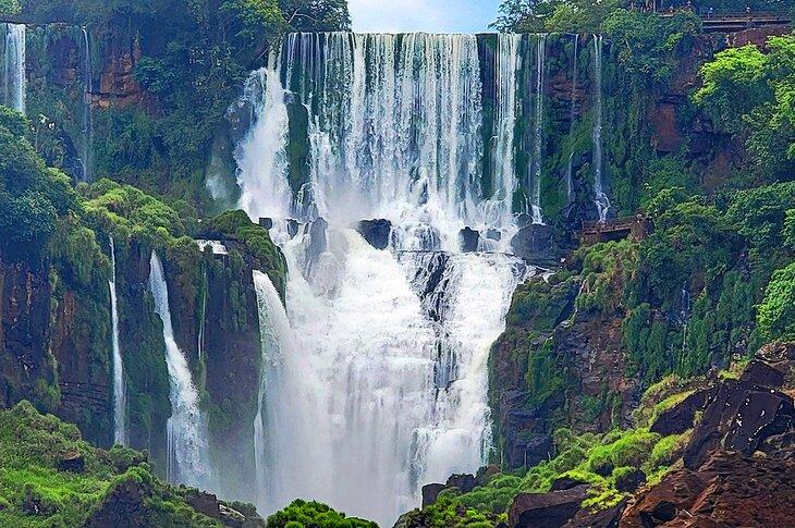 Plataformas de observación (lado derecho) en el lado argentino de las cataratas