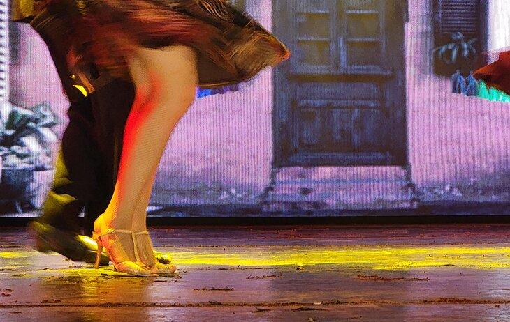 Bailarines en el espectáculo de Madero Tango en el lado argentino