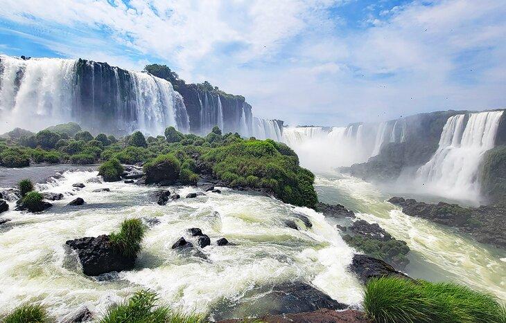 Vista desde la plataforma de observación principal del lado brasileño de las Cataratas del Iguaçu