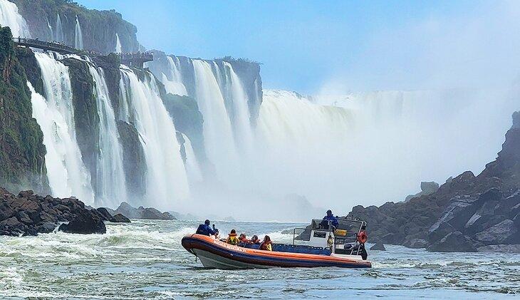 Barco Macuco Safari en el río debajo de las Cataratas del Iguaçu