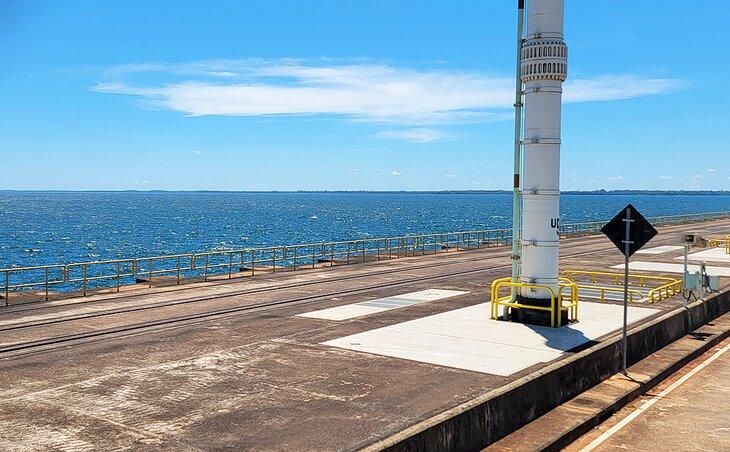 Vista desde la parte superior de la represa de Itaipú