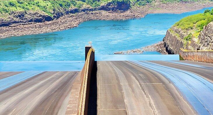 Vertedero en la represa de Itaipú