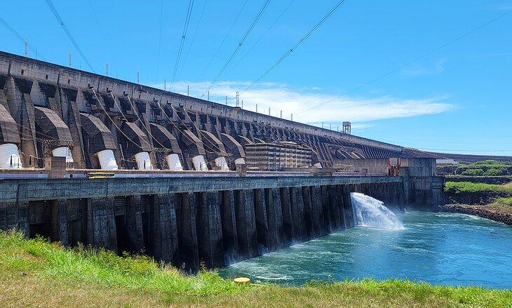 La represa de Itaipú desde el tour en autobús panorámico