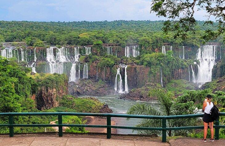 Vista de las cataratas desde el área de observación frente al Hotel das Cataratas
