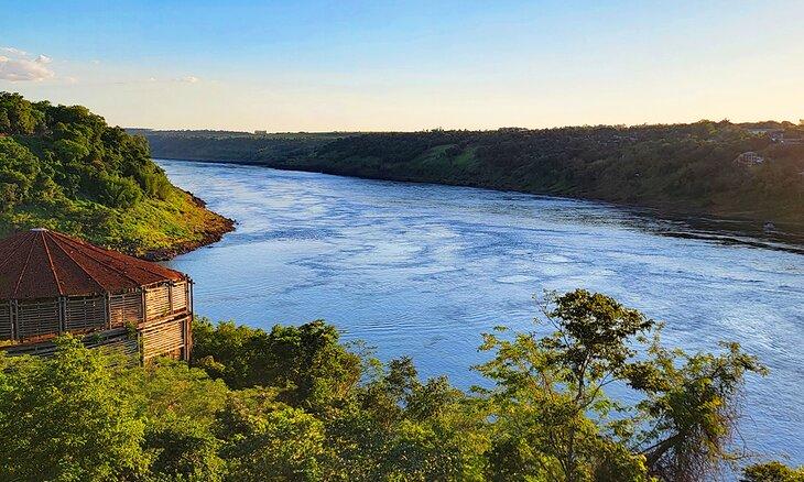Vista sobre el río Paraná desde Marco das Três Fronteiras al atardecer