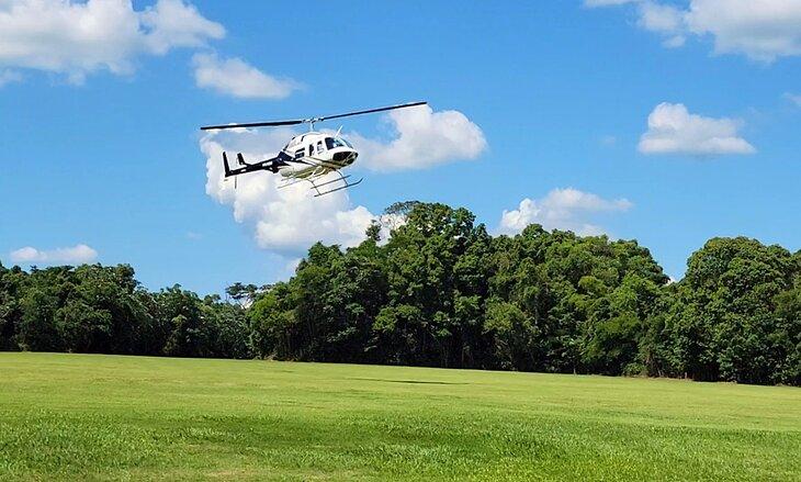 Un helicóptero aterrizando para recoger pasajeros