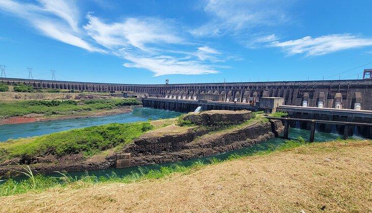 La represa de Itaipú desde la última parada en el tour panorámico