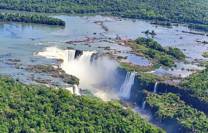 Vista de las Cataratas del Iguaçu desde un tour en helicóptero