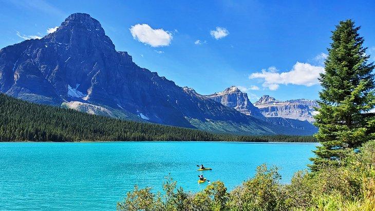 Kayakistas en el Lago Waterfowl a lo largo del Icefields Parkway