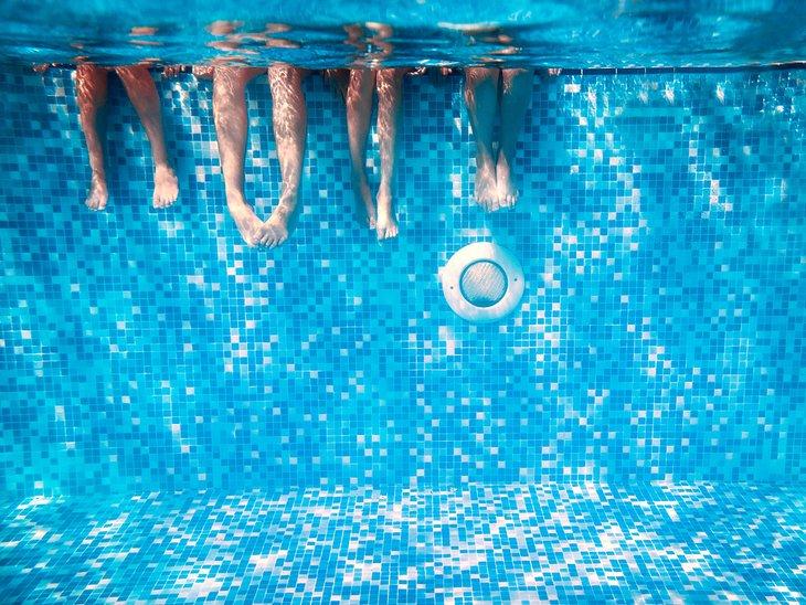 Kinderfüße in einem Pool