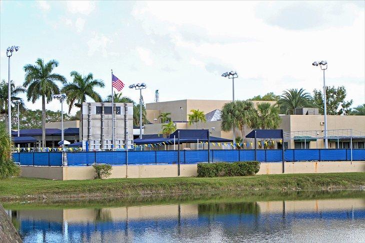 Das Coral Springs Aquatic Center liegt neben einem See