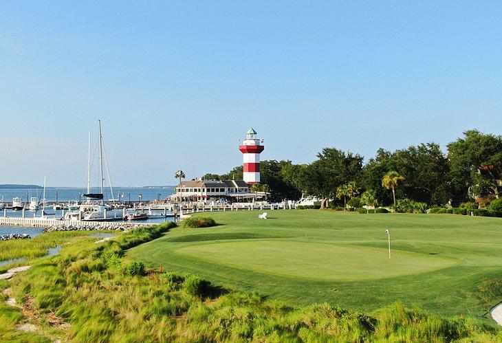 Golfplatz mit Blick auf den Harbour Town Lighthouse, Hilton Head Island