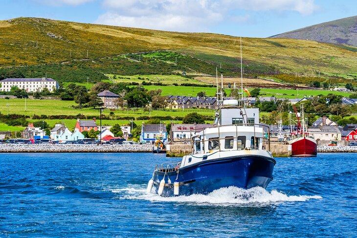 Barco saliendo del puerto de Dingle