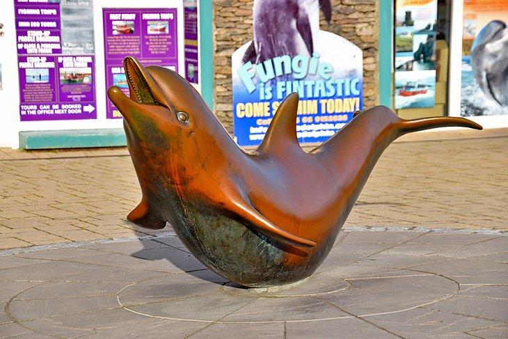Estatua de Fungie el delfín en Dingle